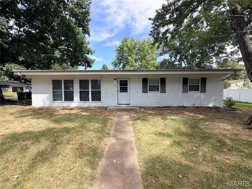 2 Independence Dr, Belleville, IL, 62226-5114 | Card Image