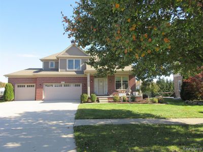 29293 Franklin Circle, Home with 4 bedrooms, 2 bathrooms and null parking in Flat Rock MI | Image 1