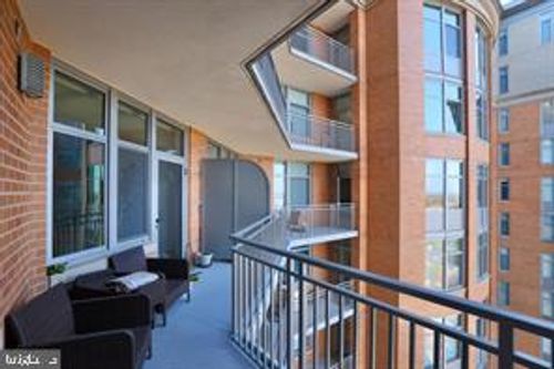 1519-8220 Crestwood Heights Dr, MCLEAN, VA, 22102-3140 | Card Image