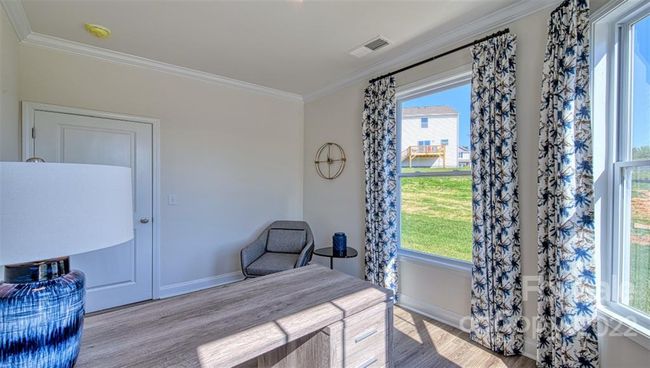 Den or office | Image 19