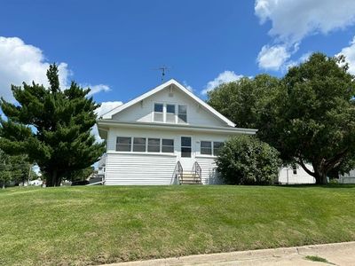 906 Harmon Street, Home with 5 bedrooms, 1 bathrooms and null parking in Tama IA | Image 3