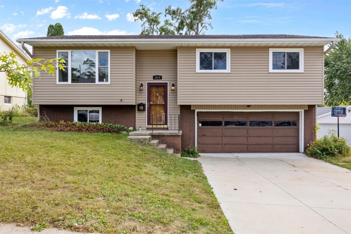 13th Ave, Cedar Rapids, IA 52403