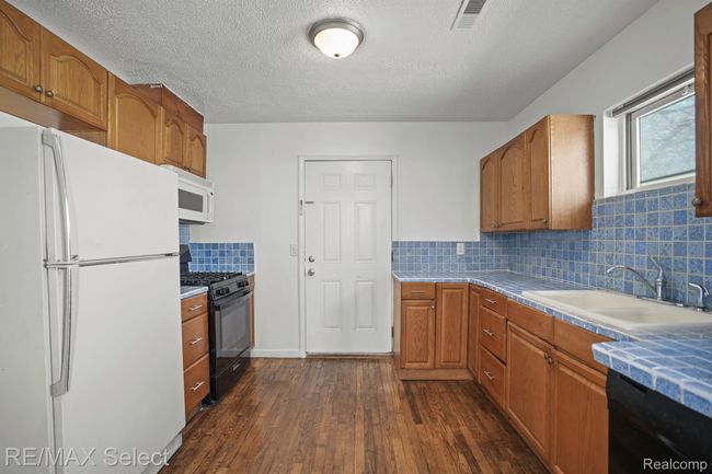 738 W Atherton Rd, Home with 0 bedrooms, 2 bathrooms and null parking in Flint MI | Image 5