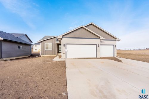 905 N Independent St, Lennox, SD, 57039-2443 | Card Image