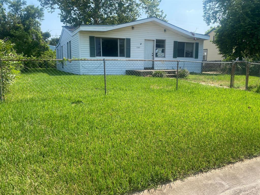 Abbott Dr, Texas City, TX 77590