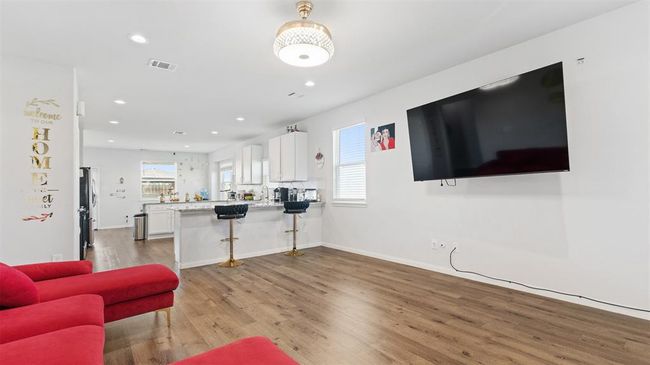 Open living/kitchen combo | Image 8