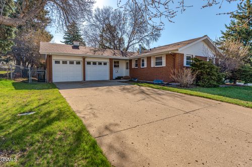 1323 Meredith Dr, Bismarck, ND, 58501-2655 | Card Image
