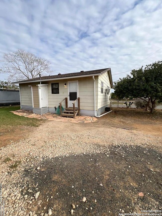 302 N Sheep Hill Rd, House other with 2 bedrooms, 1 bathrooms and null parking in Dilley TX | Image 10