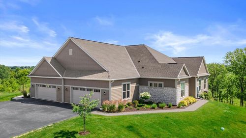 b-N28W25172 Parkway Ridge Circle, Pewaukee, WI, 53072 | Card Image