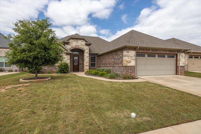 317 Paddle Boat Dr, House other with 4 bedrooms, 2 bathrooms and null parking in Granbury TX | Image 4