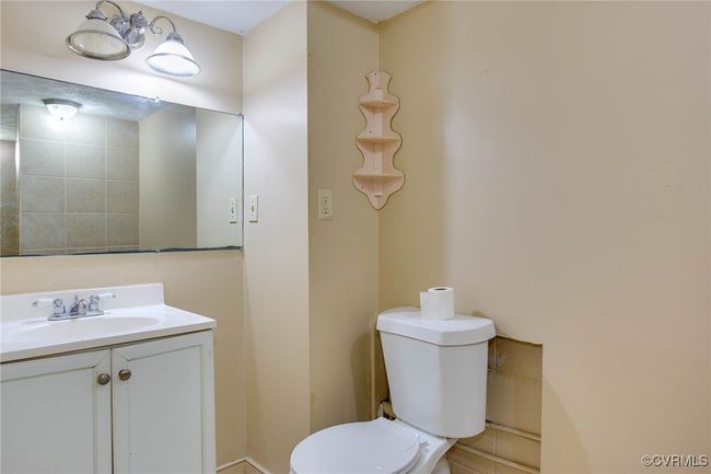 2nd unit Bathroom with toilet and vanity | Image 34