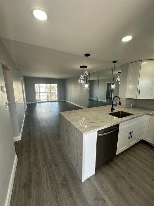 apt-406-220 Sw 9th Ave, Hallandale Beach, FL, 33009-5245 | Card Image