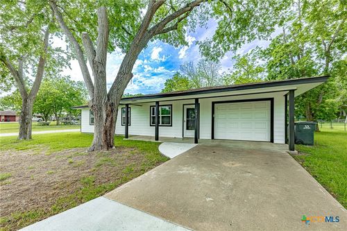 421 Runk St, Shiner, TX, 77984-5526 | Card Image
