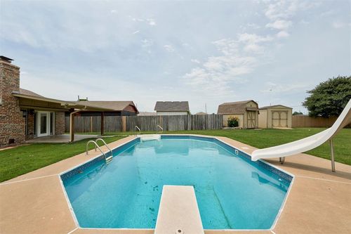 929 Sw 11th St, Moore, OK, 73160-2696 | Card Image
