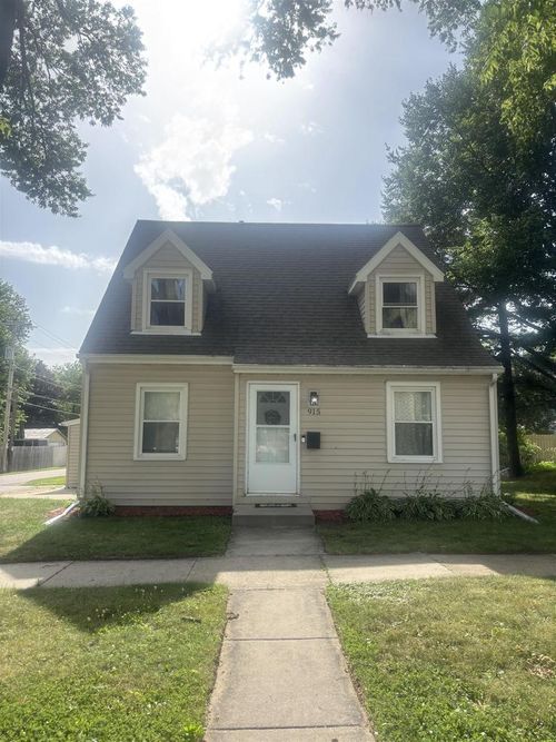 915 West St, Baraboo, WI, 53913-2055 | Card Image