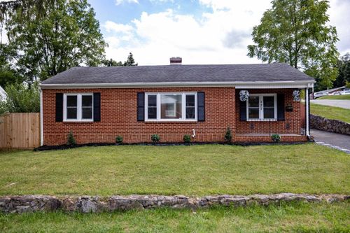727 Cherry Hill Dr, Staunton, VA, 24401-1912 | Card Image