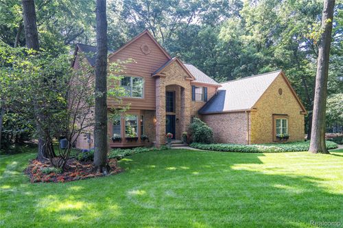 8212 Pine Lake Dr, Davisburg, MI, 48350-2044 | Card Image