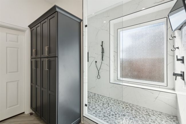 Linen cabinet | Image 23