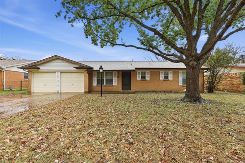 214 Nw Jill Ann Dr, Burleson, TX, 76028-5612 | Card Image