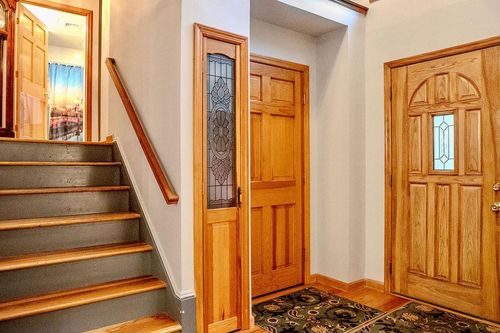 20 Royal Way, New Hyde Park, NY, 11040-1216 | Card Image