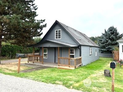 1511 3rd N, House other with 3 bedrooms, 1 bathrooms and null parking in Kelso WA | Image 2