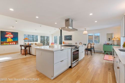 725 Cache Creek Dr, Jackson, WY, 83001-8676 | Card Image