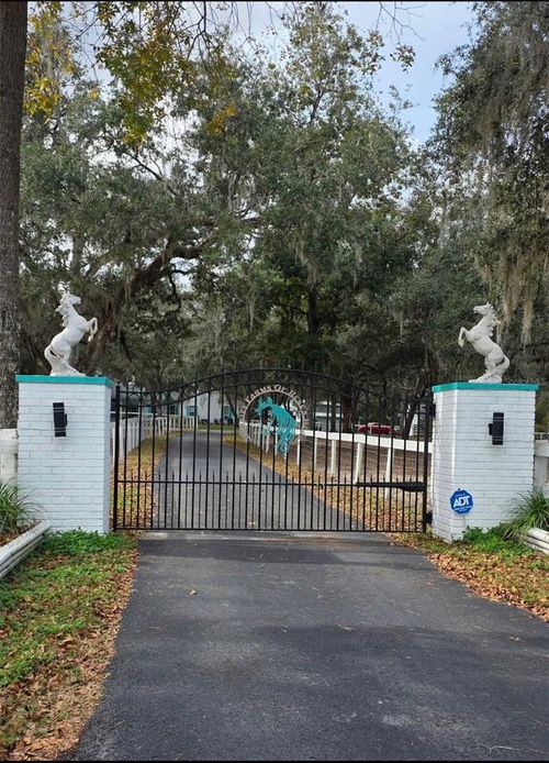 20111 Old Trilby Rd, Dade City, FL, 33523-6895 | Card Image