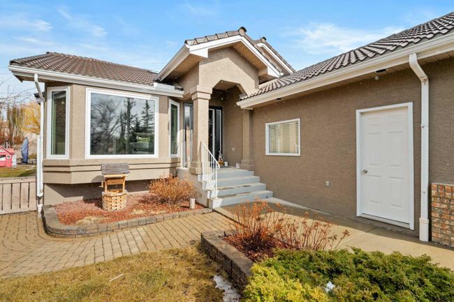 755 Hawkside Mews Nw, Home with 4 bedrooms, 3 bathrooms and 4 parking in Calgary AB | Image 2
