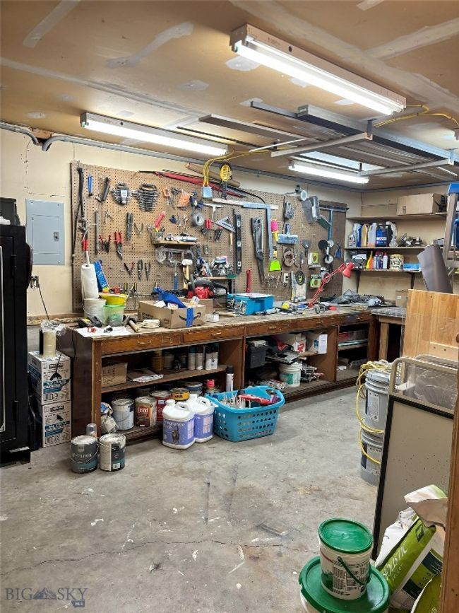 Work shop in back of garage | Image 21