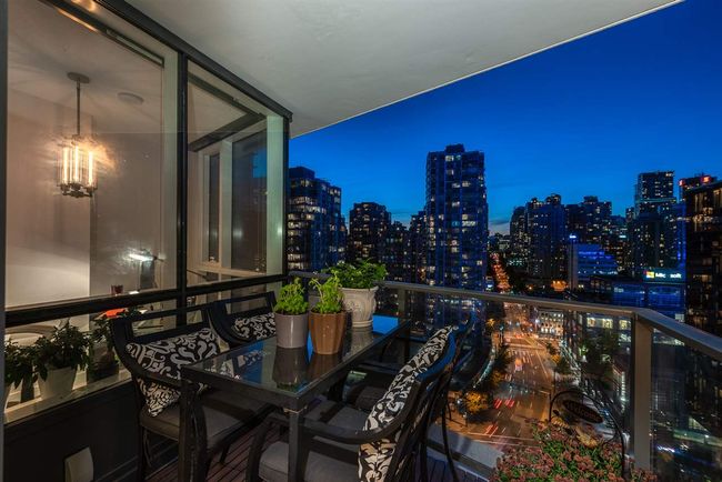 PH2015 - 68 Smithe St, Condo with 3 bedrooms, 3 bathrooms and 2 parking in Vancouver BC | Image 3