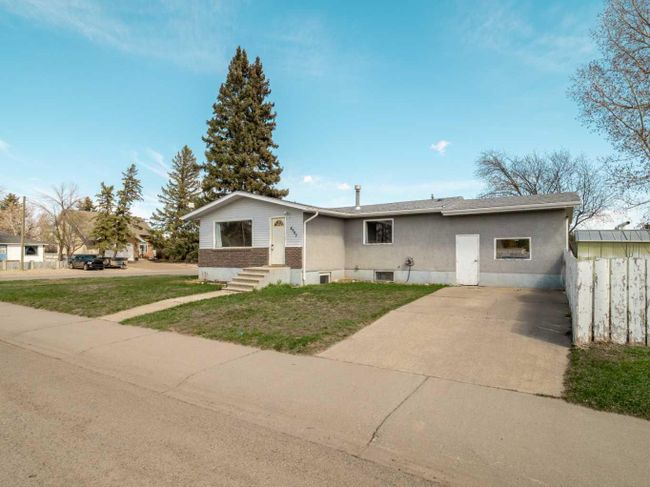 4902 62 Avenue, Home with 4 bedrooms, 2 bathrooms and 2 parking in Taber AB | Image 2