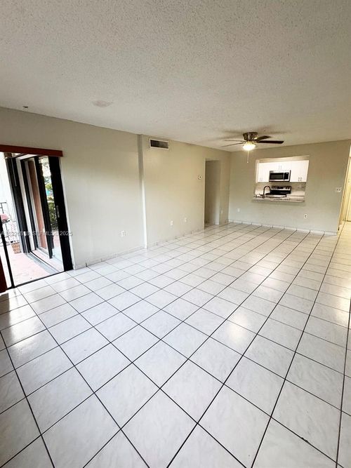 apt-202-400 W Park Dr, Miami, FL, 33172-3919 | Card Image