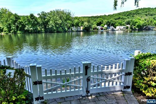 45 Lakeshore Dr, Oakland, NJ, 07436-2101 | Card Image