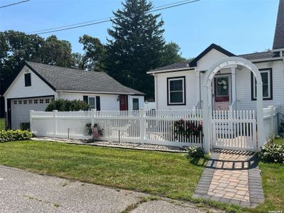 559 Gillette Avenue, House other with 3 bedrooms, 2 bathrooms and null parking in Bayport NY | Image 2