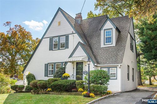 8 Benvenue Ave, West Orange, NJ, 07052-3222 | Card Image