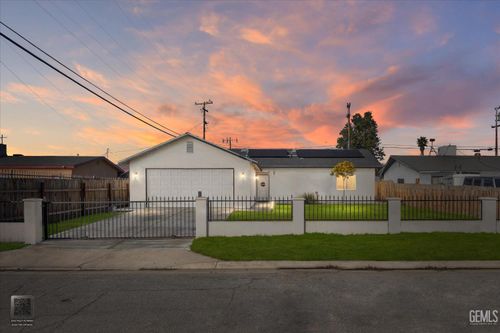 200 Burchfield Ave, Bakersfield, CA, 93307-5440 | Card Image