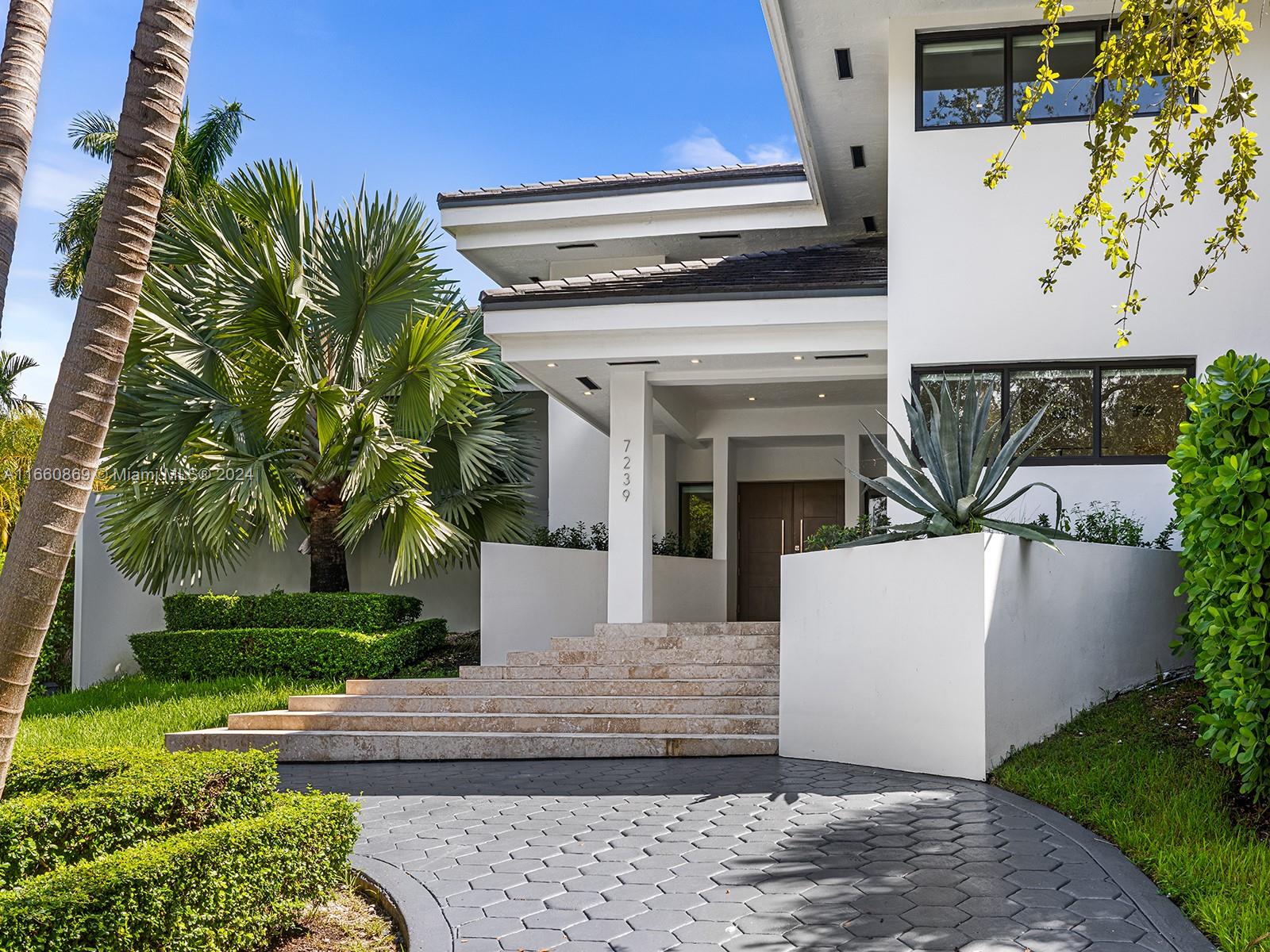 Lago Dr, Coral Gables, FL 33143