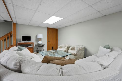 990 Brewer Rd, Leonard, MI, 48367-4016 | Card Image