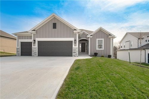 621 E 13th St, Kearney, MO, 64060-7367 | Card Image