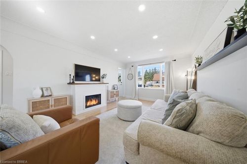 31 Willow Dr, Brantford, ON, N3R2W5 | Card Image