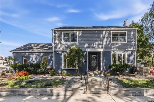 8 Woodland Rd, Valley Stream, NY, 11581-1712 | Card Image