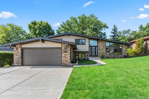 9039 Windsor Dr, Palos Hills, IL, 60465-1132 | Card Image