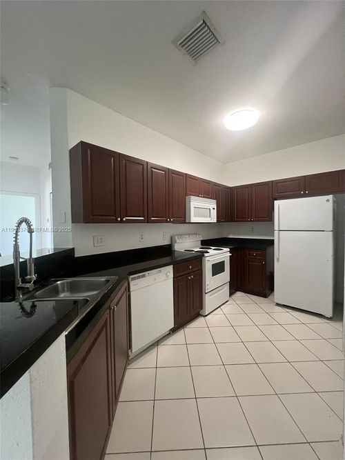 206-7-7200 Nw 177th St, Hialeah, FL, 33015-6233 | Card Image