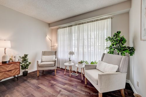 33 Carlyle Pl, Kitchener, ON, N2P1R6 | Card Image
