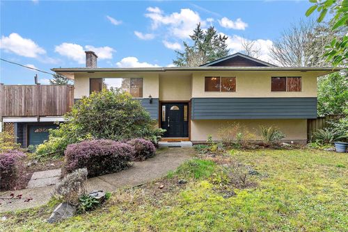 2009 Stellys Cross Rd, Saanichton, BC, V8M1M8 | Card Image