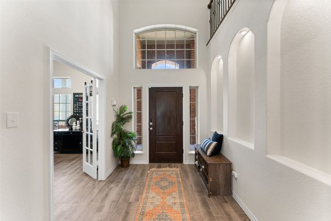 Entrance foyer with a high ceiling and wood finished floors | Image 29