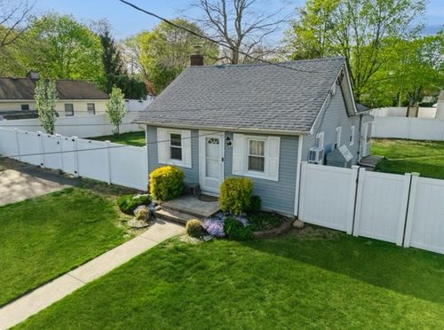 94 16th St, Wading River, NY, 11792-1925 | Card Image
