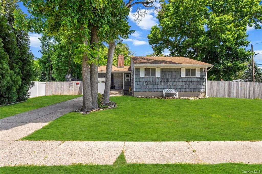 Jacqueline Ln, Centereach, NY 11720