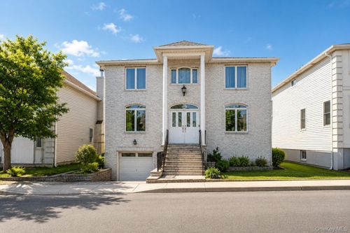 34 Putters Ct, Staten Island, NY, 10301-3368 | Card Image