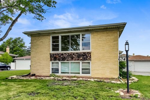 2-16W674 56th Pl, Clarendon Hills, IL, 60514 | Card Image